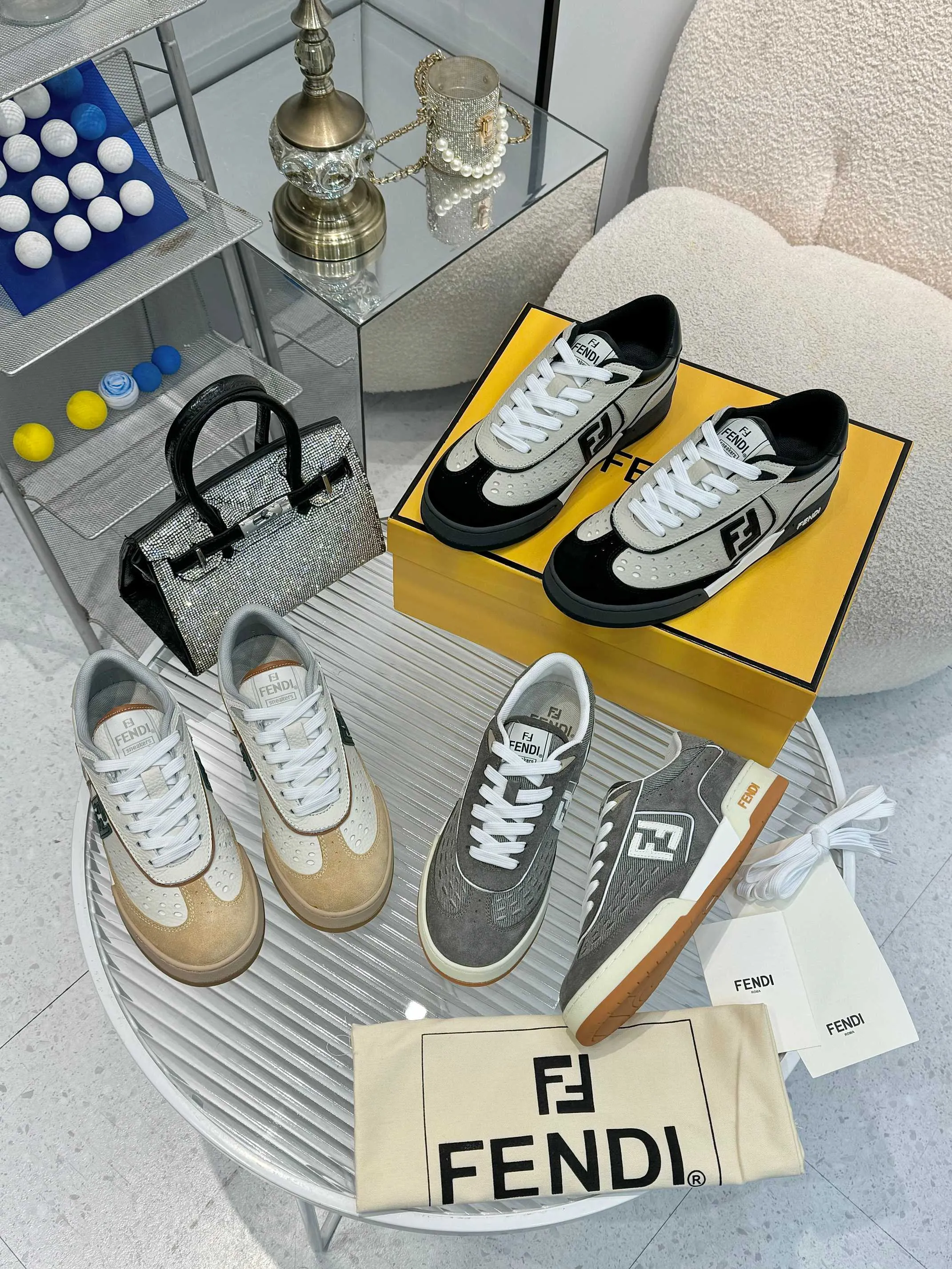 p620🐮🐮New❤Top super A version💯 Fendi Fendi 2025 New Year's King Explosive Style🔥 Many💑stars have the same style FD match. Original purchase for RMB14440. One to one replica. Designer Kim Jones's first sneaker fendi match and Donkey brand Trainer basketball sneakers, fresh blood injection and FF retro design It combines fashion and super comfort. [Wise] Whoever doesn’t grab it will regret it [There are many shoe uppers on the market with different color matching and cut corners in workmanship. The color matching and craftsmanship of my shoe upper are absolutely the same as the genuine products at the counter. Welcome to compare. Feet: Mesh injection molding pads 🎯 Soles: Please look for the original molded multi-color TPU outsole (❌ non-rubber sole) 🎯 Size: Female 35-41 Male 38-45 🎯 Packaging: Original 1:1 matching high-end packaging 🎁